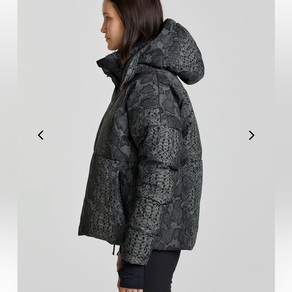 NEW🖤💚VARLEY Dorothy Snake Ski Jacket in Mono Boa size $600 sold out online